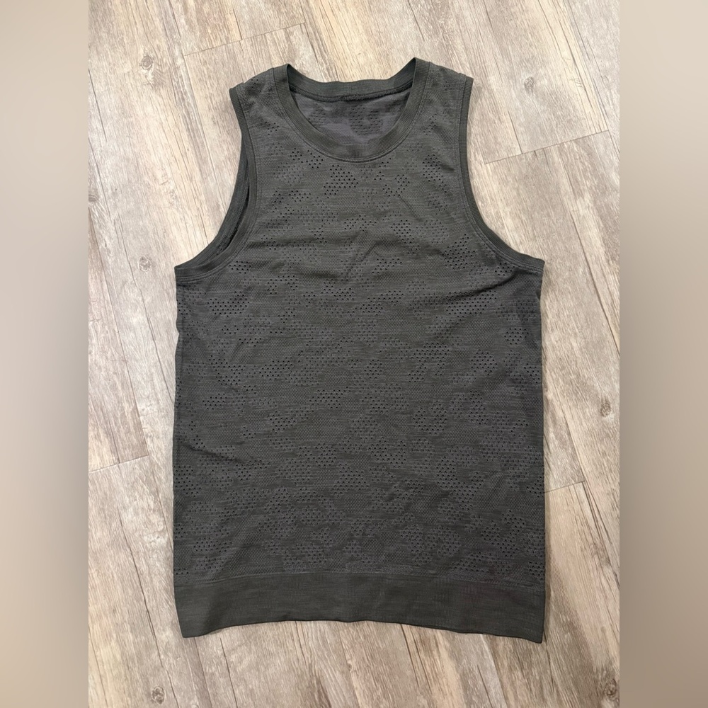 Lululemon women’s  breeze by sleeveless Black Shirt size small PTP 16”
